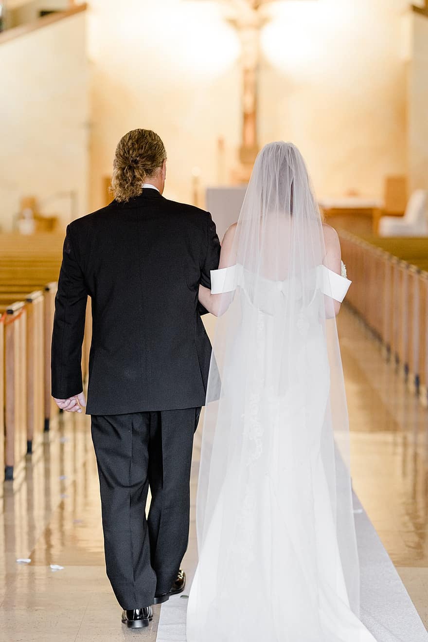 Vestuvės, bažnyčia, eidamas praėjimu, nuotaka