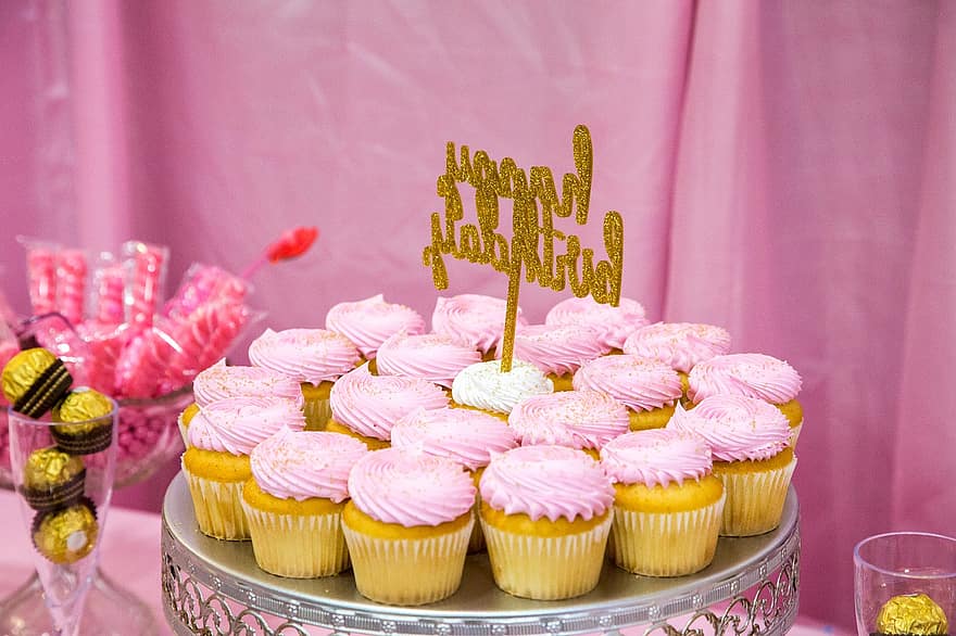 daudz laimes dzimšanas dienā, rozā cupcakes, dzimšanas diena, dzimšanas dienas cupcakes, ceptas preces, konditorejas izstrādājumi, cupcakes, matējums, kēksiņš, deserts, ēdiens