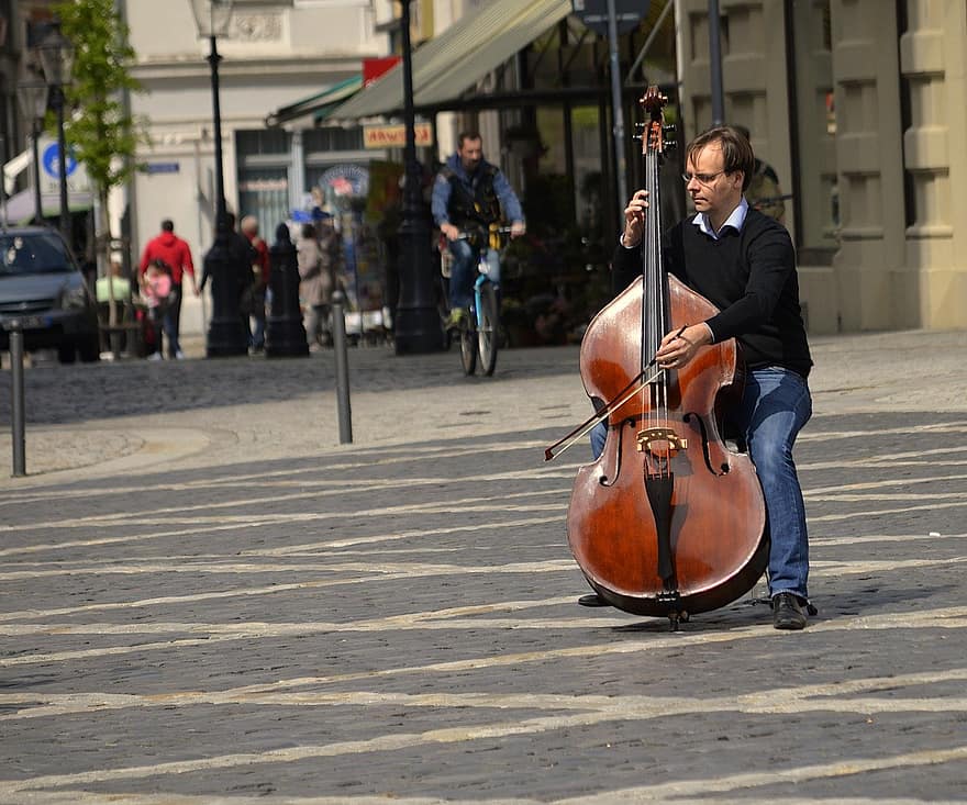 музыкант, городская площадь, уличный артист