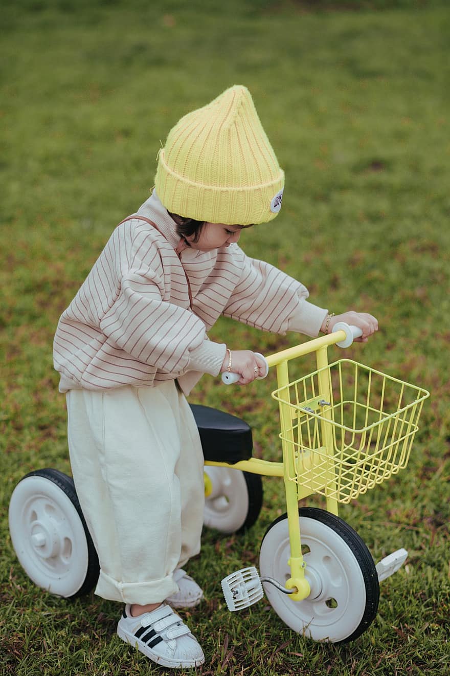 lille pige, cykeltur, parkere, cykel, baby, barn, nuttet, barndom, græs, drenge, sjovt