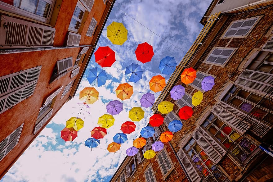 ομπρέλες, κτίρια, ουρανός, σύννεφα, πολύχρωμα, παράθυρα, μπαλκόνια, αστικός, πόλη, ομπρέλα