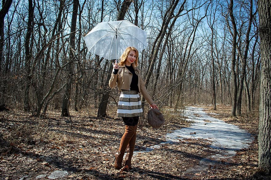 donna, berretto, gonna, ombrello, foresta, giacca di pelle, sorriso, sorridere, passeggiare, parco, natura, camminare