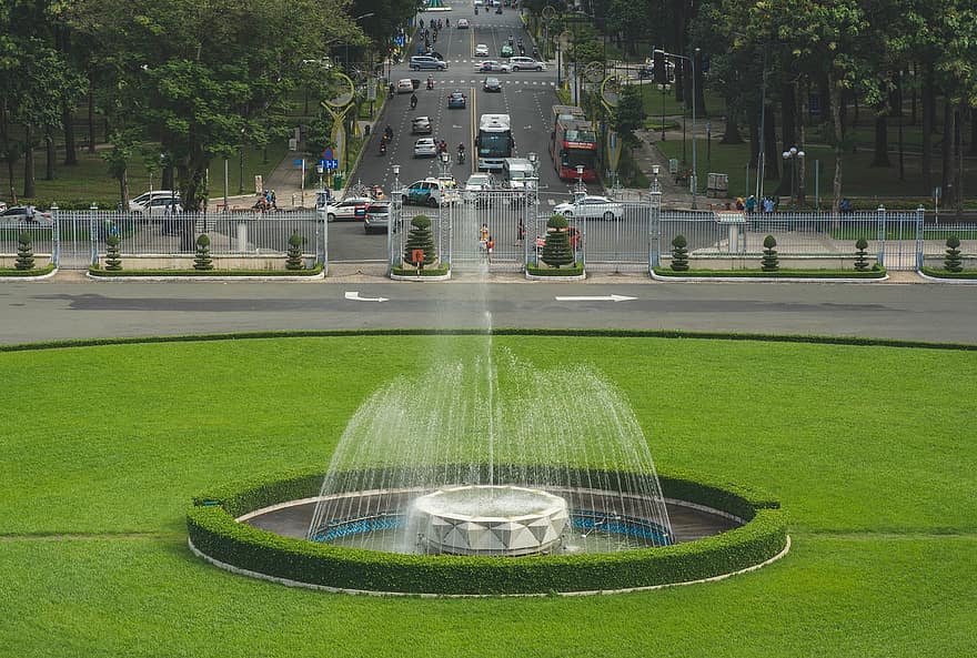 фонтан, трава, машины, улица, город, Дорога, движение, люди