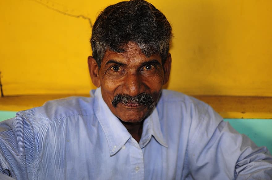 vyras, šypsena, portretas, posėdį, Azijoje, Šri Lanka, vyrai, vienas asmuo, suaugusiųjų, žiūri į fotoaparatą, vyresnysis suaugusysis