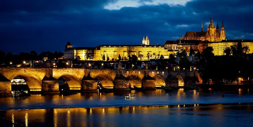 プラハ、チャールズブリッジ、チェコ共和国、ブリッジ、旅行、有名な場所、夜、建築、夕暮れ、街並み、歴史