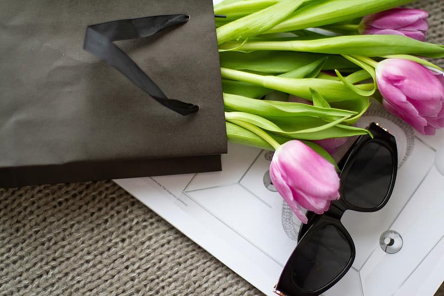 tulipany, kwiaty, okulary, okulary słoneczne, bukiet, różowe kwiaty, przepych, moda, prezent, torba prezentowa, bukiet kwiatów