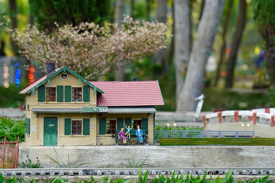 Model Train, Miniature, Station, Platform, Family, People, Train Set, Railroad Model, Toys, Train Tracks, Railroad