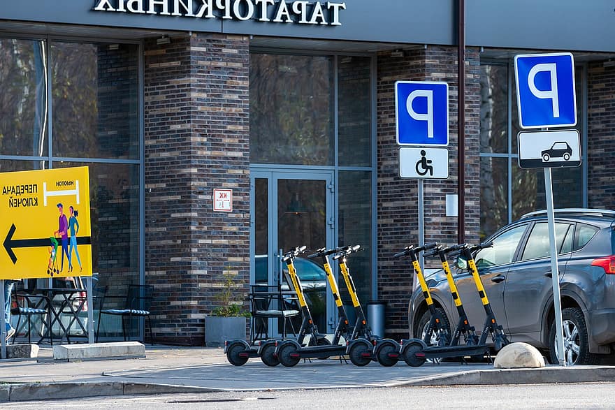Scooters électriques, E-scooters à louer, terrain de stationnement