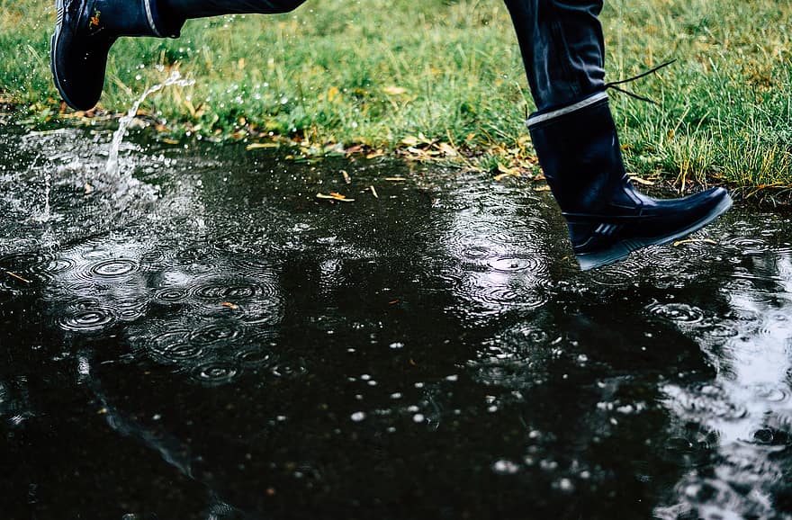 hujan, sepatu karet, genangan air, basah, menyenangkan, berlari