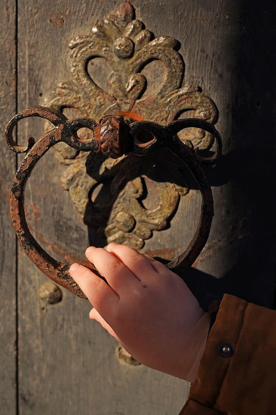 Durų montavimas, ranka, durų traukiklis, rūdys, durys, Viduramžiai, žmogaus ranka, Iš arti, senamadiškas, mediena, senas