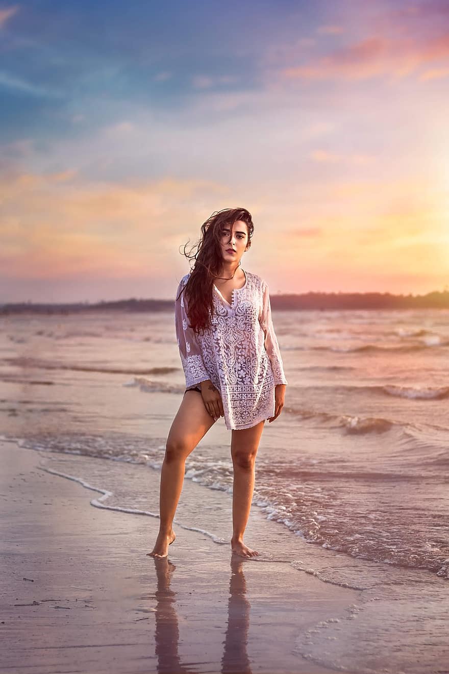 شاطئ بحر ، امرأة هندية ، غروب الشمس ، عارضة ازياء ، صورة