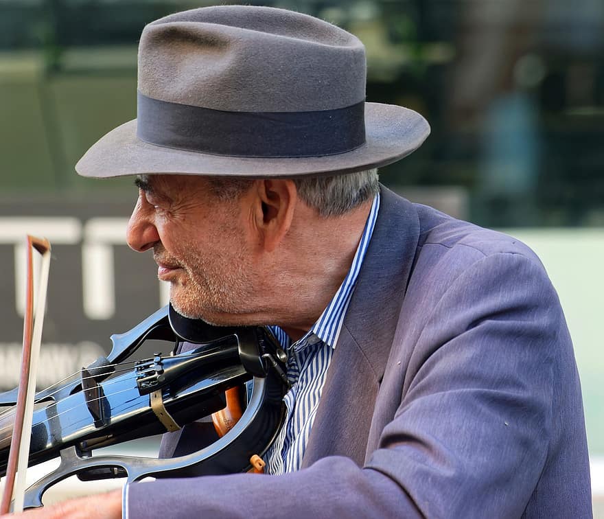 maschio, musicista, vecchio uomo, anziano, cappello, violino, giocando, musica, strada, pubblico