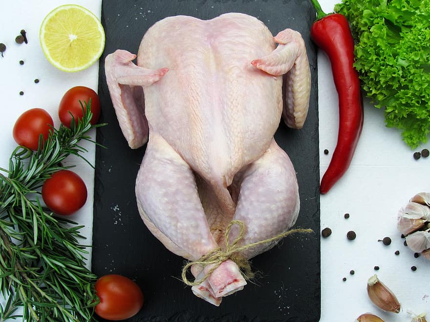 Pollo Condito, crudo, cibo, pollo, uccello, fresco, verdure, verdure a foglia verde, spezie, ingredienti, pomodori