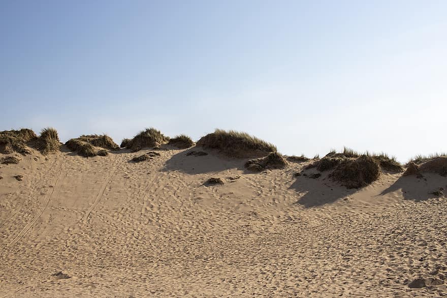 Balmedie-Strand, Dünen, Strand, Gras, Sand, blauer Himmel, klarer Himmel, klarer blauer Himmel, Sonnenschein, Aberdeenshire, Schottland