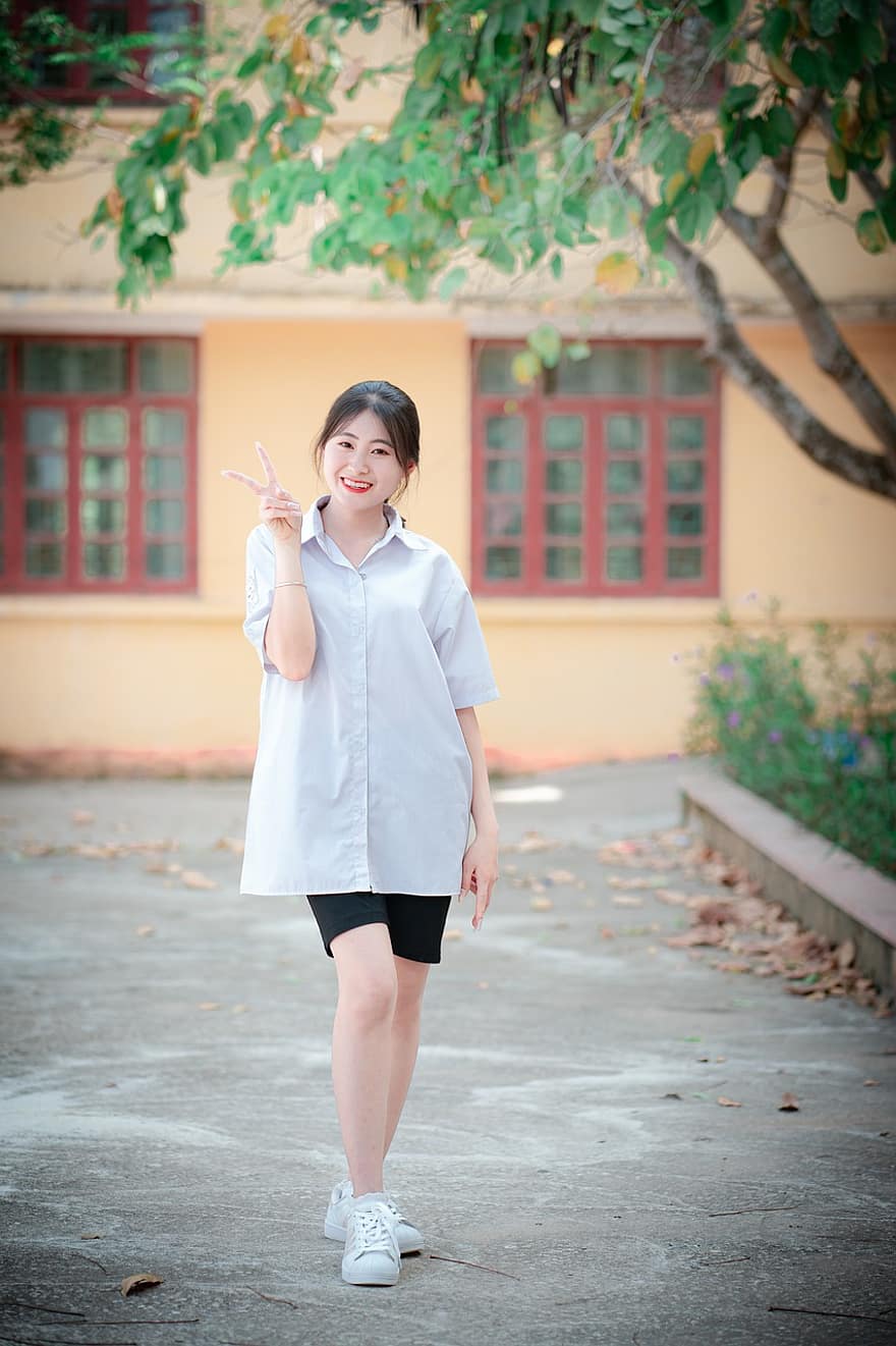aasialainen nainen, koulu, opiskelija-, koulun tyttö, nainen, vietnamilainen tyttö, lukio, lapsi, yksi henkilö, hymyilevä, elämäntavat