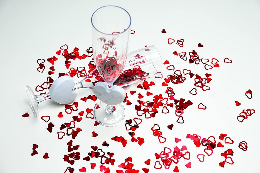 širdis, konfeti, akiniai, išsibarsčiusios, vyno taurės, simbolis, meilė, romantika, romantiškas, Valentino diena