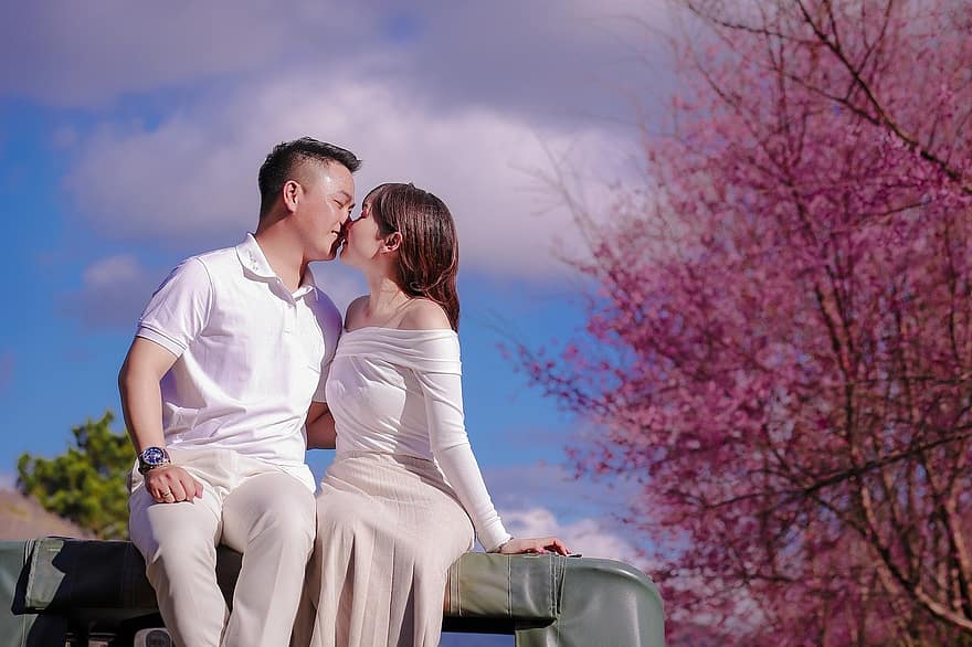 cuplu, nunta fotografii, în aer liber, Vietnam, Sedinta foto de logodna, Dalat, flori de piersic, primăvară, sărut, dragoste, bărbați