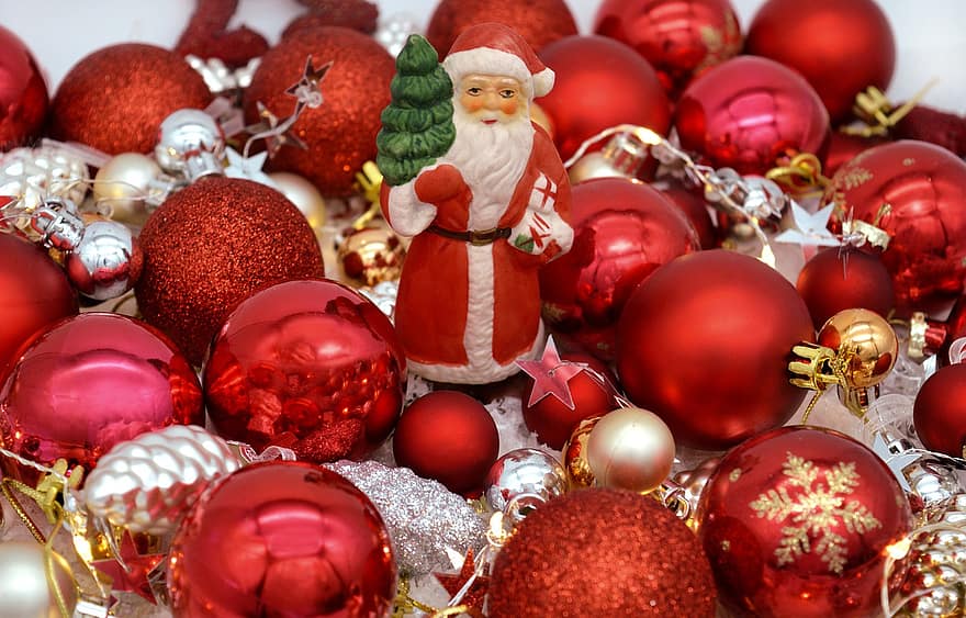 ozdoby świąteczne, ozdoby na choinkę, świąteczne bombki, świąteczne dekoracje, Boże Narodzenie, bombki, czerwona piłka, Święty Mikołaj, porcelanowa figurka, motyw świąteczny