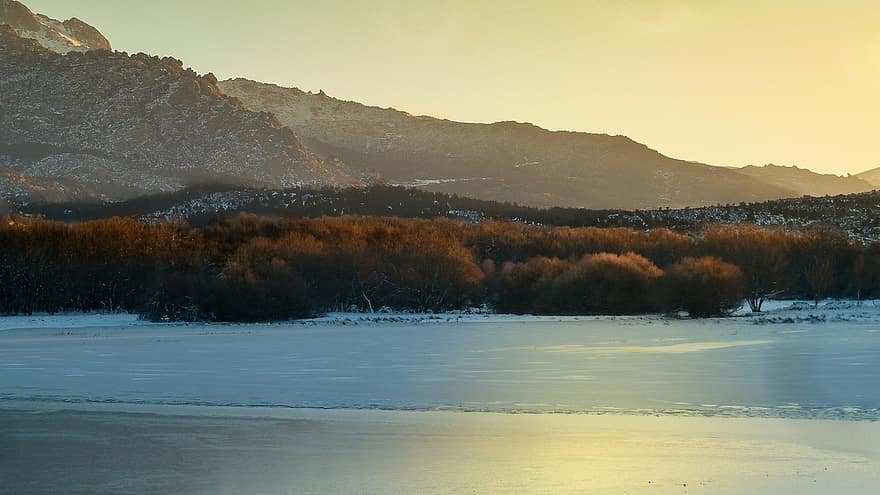 puesta de sol, Lago congelado, montañas, lago, río, río congelado, frío, nieve, escarcha, congelado, banco