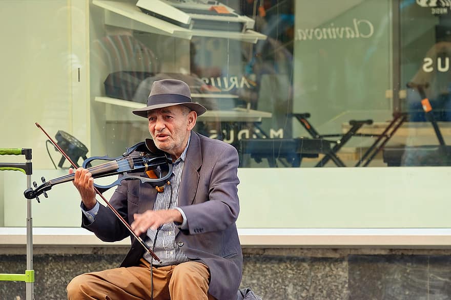maschio, musicista, vecchio uomo, anziano, cappello, violino, giocando, musica, strada, pubblico, vetrina