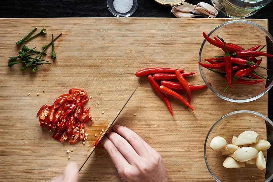 chilli, řezání, prkénko, nůž, pálivá paprička, pepř, pikantní, koření, česnek, přísad, příprava