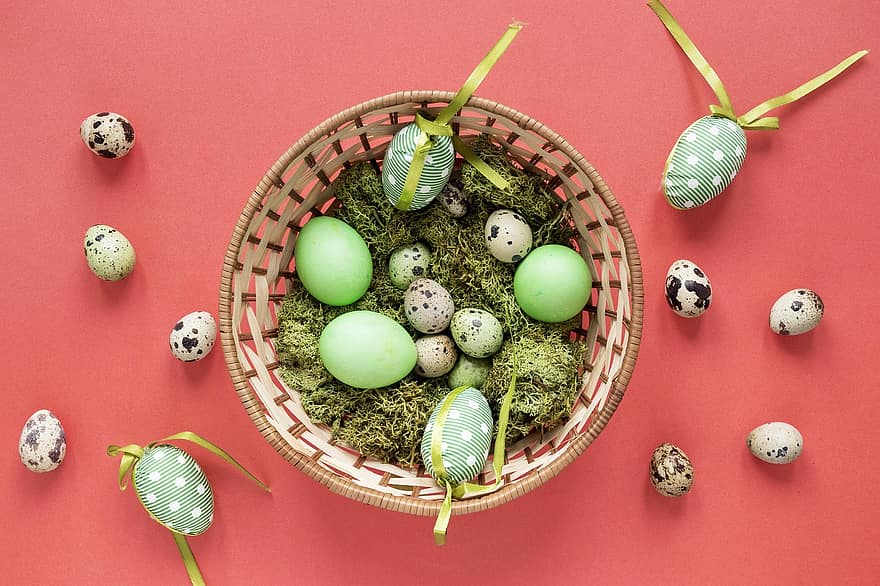 Paas eieren, eieren, plat leggen, achtergrond, Pasen, mand, kwarteleitjes, verpakt, gekleurde eieren, april, gelukkig Pasen