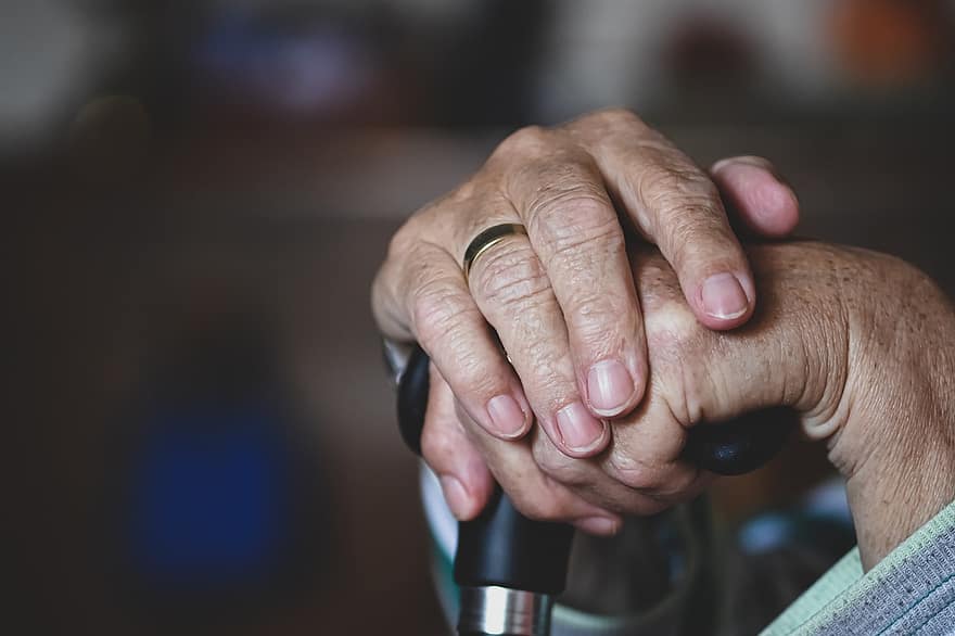 φροντίδα για τους ηλικιωμένους, παλιά χέρια, σπίτι συνταξιοδότησης, νοσοκομείο