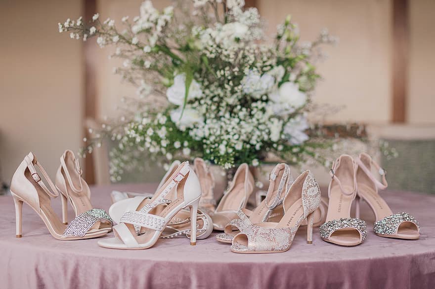 kurpes, kāzu detaļas, kāzu kurpes, apavi, papēži, augstie papēži, kāzu sagatavošana, ziedi, detaļas, laulība, Līgavas detaļas