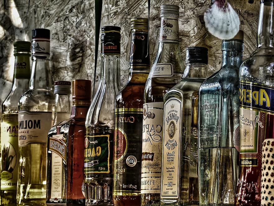 алкоголь, пляшки, бар, напої, скляні пляшки, коктейль-бар, паб, лікер, аперитив, алкогольні напої, шнапс