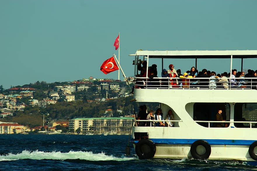 Туристичний пароплав, прапор, протока Стамбула, море, подорожі, морське судно, води, літо, туристичні напрямки, відпустка, туризм