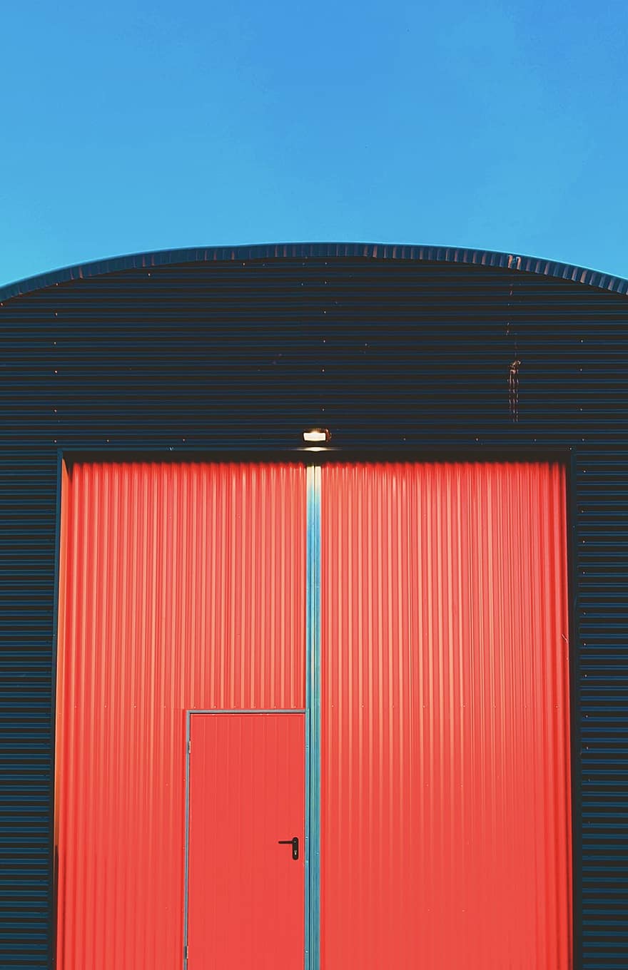 Červené, vlnité plechy, kov, budova, architektura, moderní, pozadí, ocel, průmysl, modrý, dveře