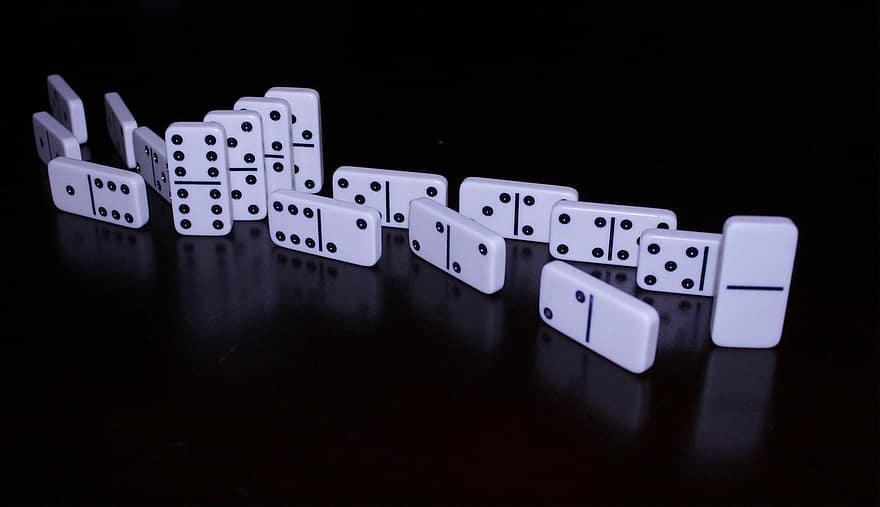 dominó, játszma, meccs, szabadidős játékok, siker, móka, stratégia, közelkép, szerencsejáték, verseny, kockázat, asztal
