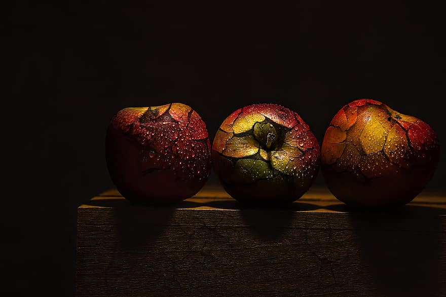 äpplen, våt, fortfarande liv, texturerad, röda äpplen, mat, frukt, trälåda, mörk, låg ton, vitaminer