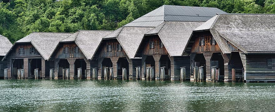 къщи за лодки, езеро