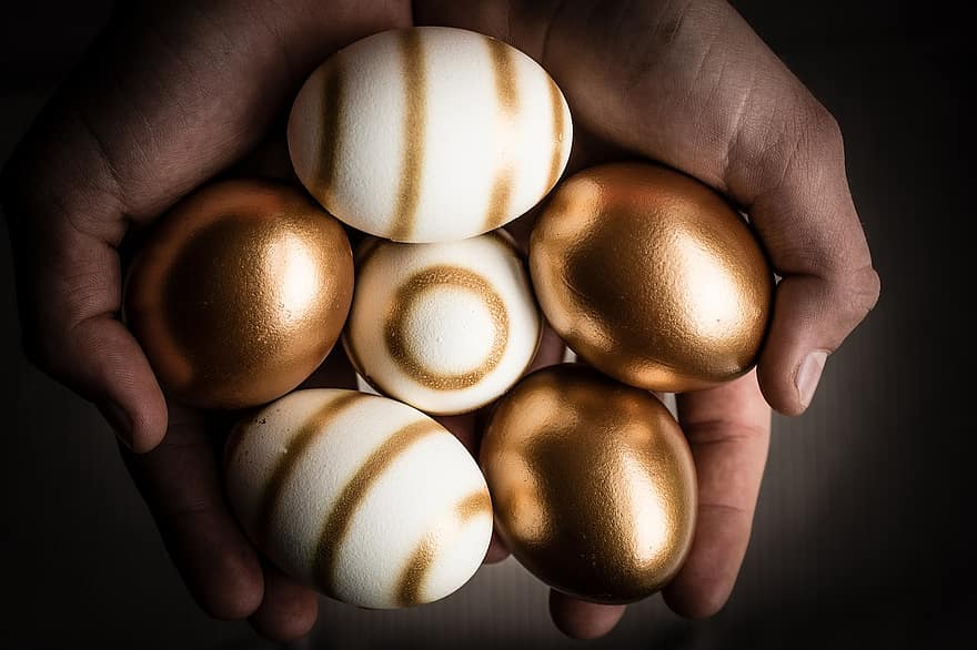 velikonoční vajíčka, vejce, barevný, ruka, držet, vařený, velikonoční, východní čas, detail, oslava, zlato
