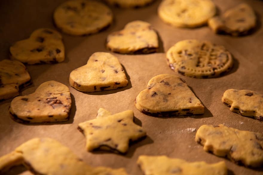 biscuits, des biscuits, formes assorties, cœurs, étoiles, cuire, avènement, biscuits de Noël, Noël, période de Noël, délicieux