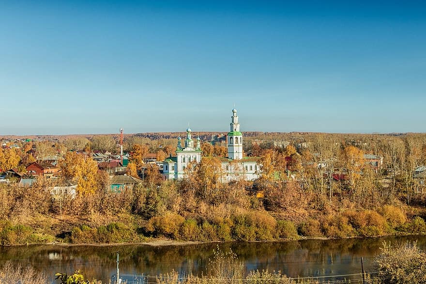Miestas, upė, kungur, ruduo, stačiatikių bažnyčia, religinis pastatas, kelionės tikslas, Rusija, istorinis orientyras, saulės šviesa, pobūdį