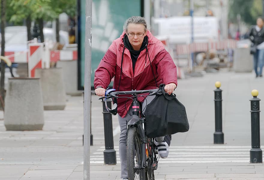vrouw, fietstocht, zebrapad, stad, straat, oudere vrouw, fiets, trottoir, stedelijk