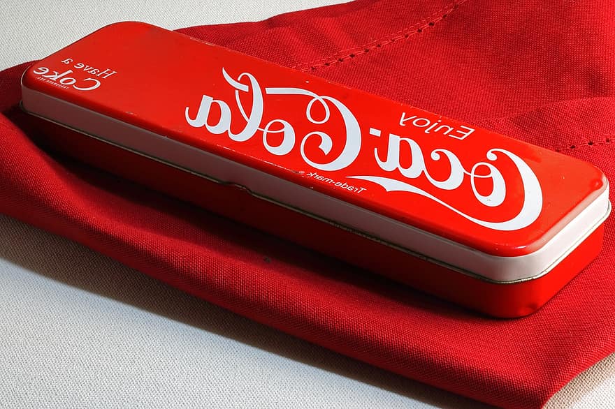Coca Cola, pennlåda, plåtburk, pennskrin, behållare, röd