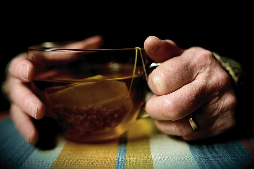 mãos, mãos velhas, idosos, camiseta, xícara de chá, sacos de chá, manter, Avó, dedo, era, bebida