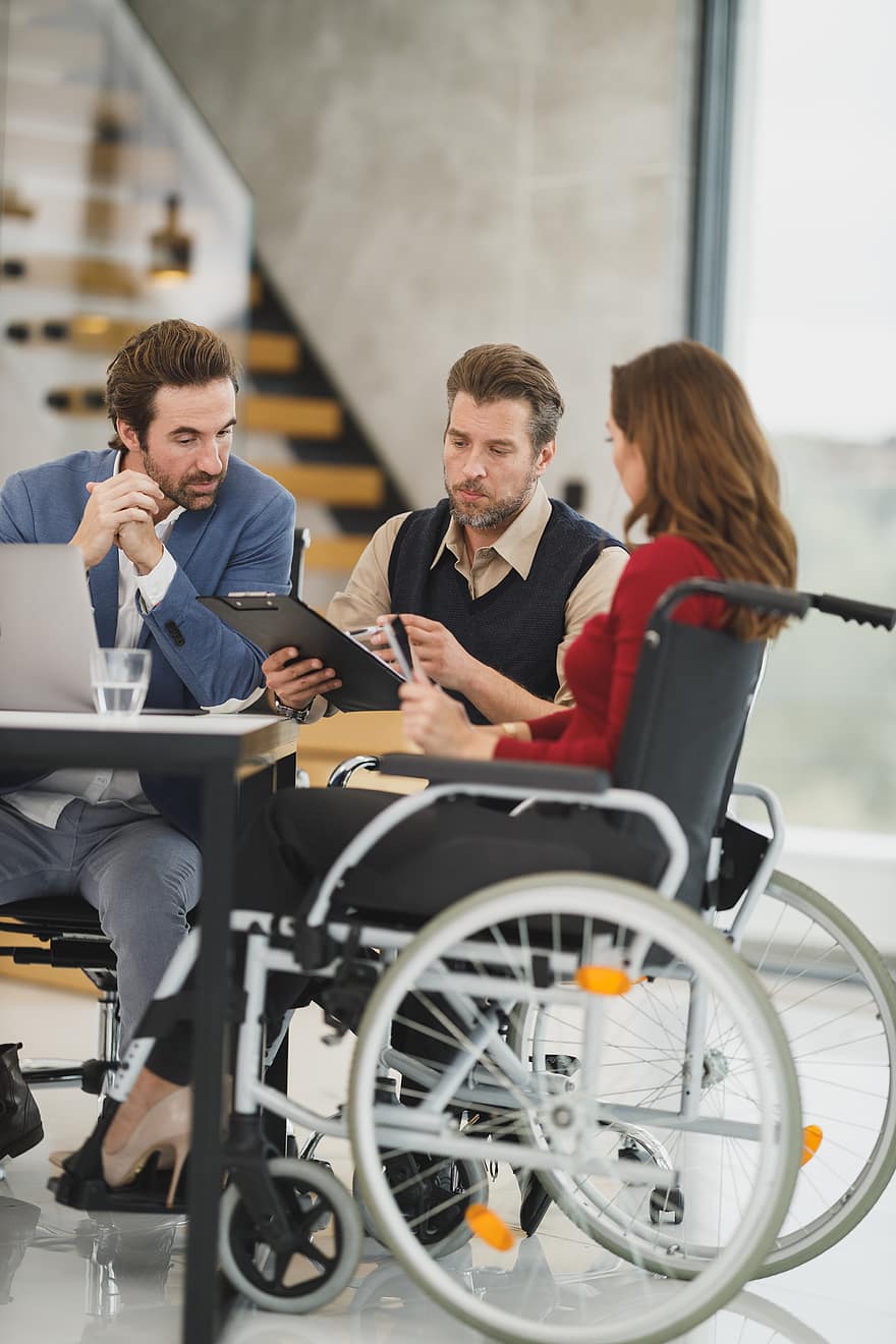 įvairi, darbo vietoje, dirbti, neįgaliųjų vežimėlis, negalios, neįgaliesiems, moteris, verslą, vyras, vyrai, posėdį