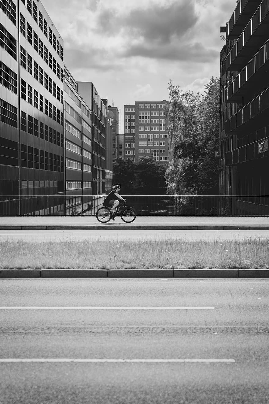 noir et blanc, vélo, des nuages, ciel, architecture, Urbain, ville, cyclisme, pont, Allemagne, la vie en ville