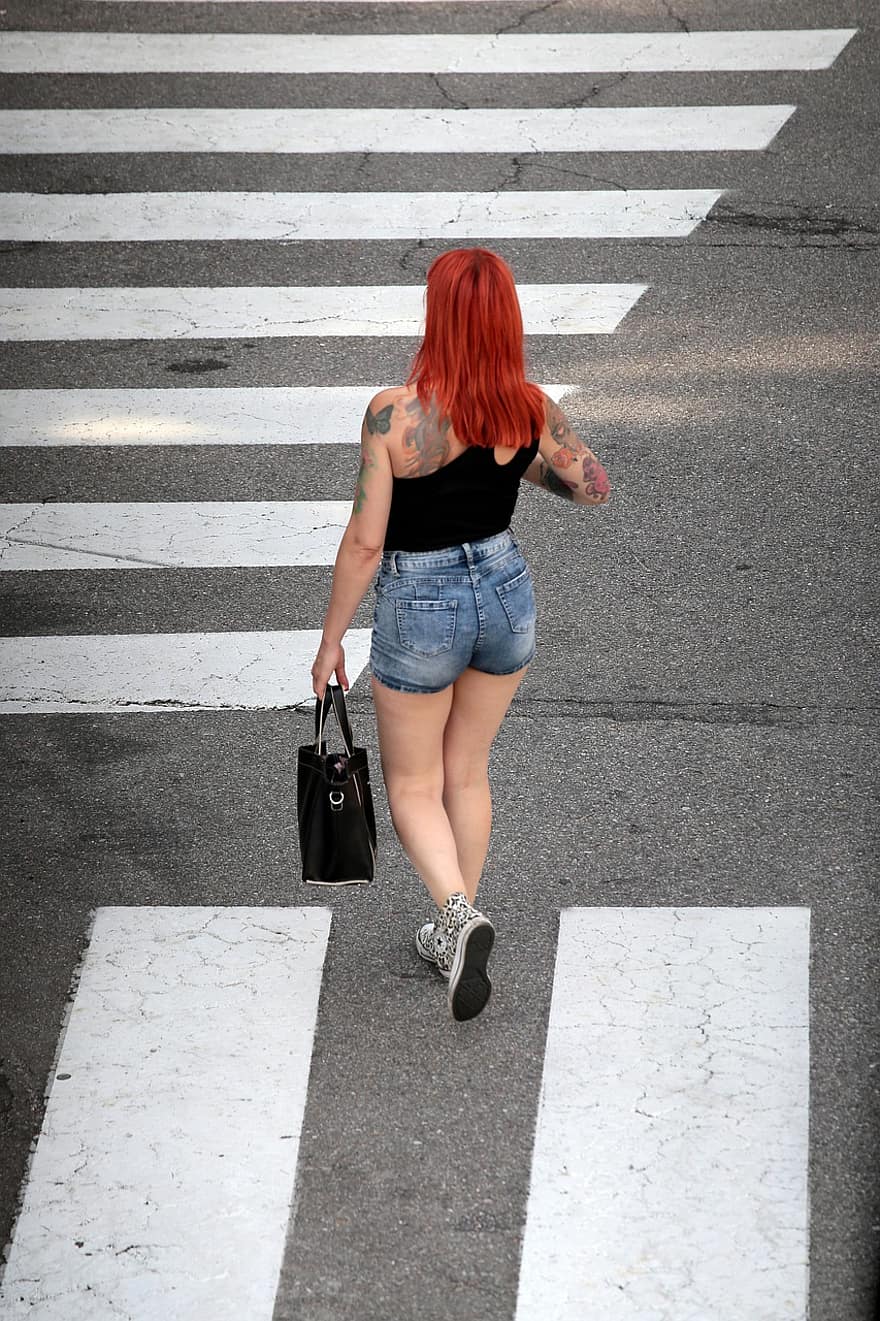 mulher, faixa de pedestre, cidade, Moda de rua, streetwear