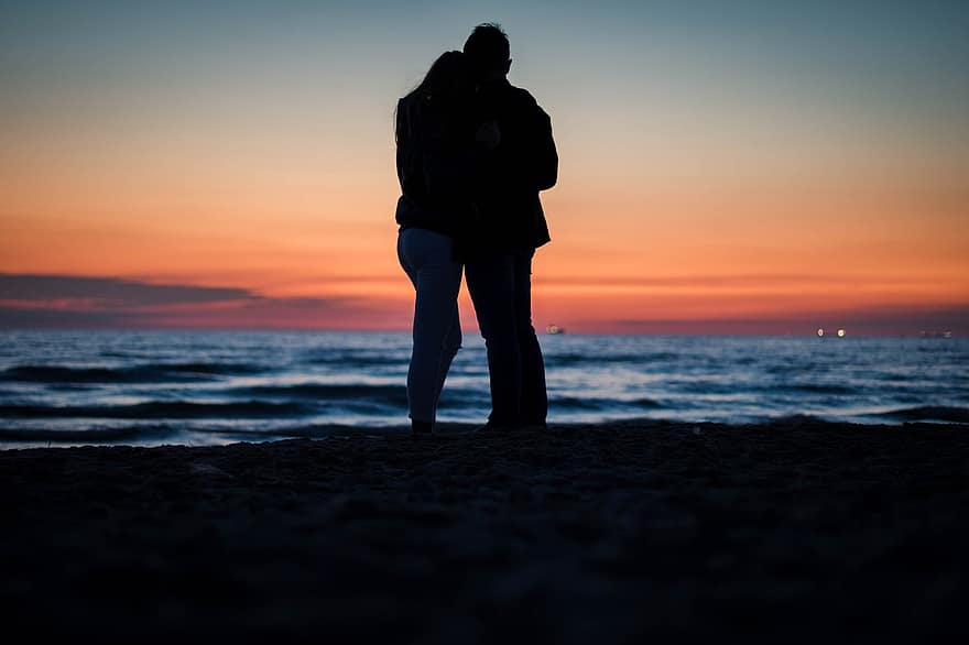 parella, platja, siluetes, posta de sol, vespre, abraçada, home i dona, crepuscle, amor, relació, estiu