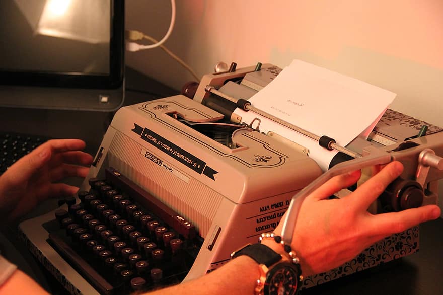 συγγραφέας, γραφομηχανή, χέρια, πληκτρολόγηση, χαρτί, κείμενο, γραφές, μελάνι, λογοτεχνία