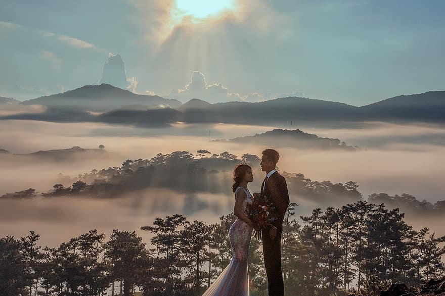 結婚式、結婚式の写真撮影、山岳、日没、自然、霧の風景、花嫁、新郎、アジア、ベトナム、ウェディングドレス