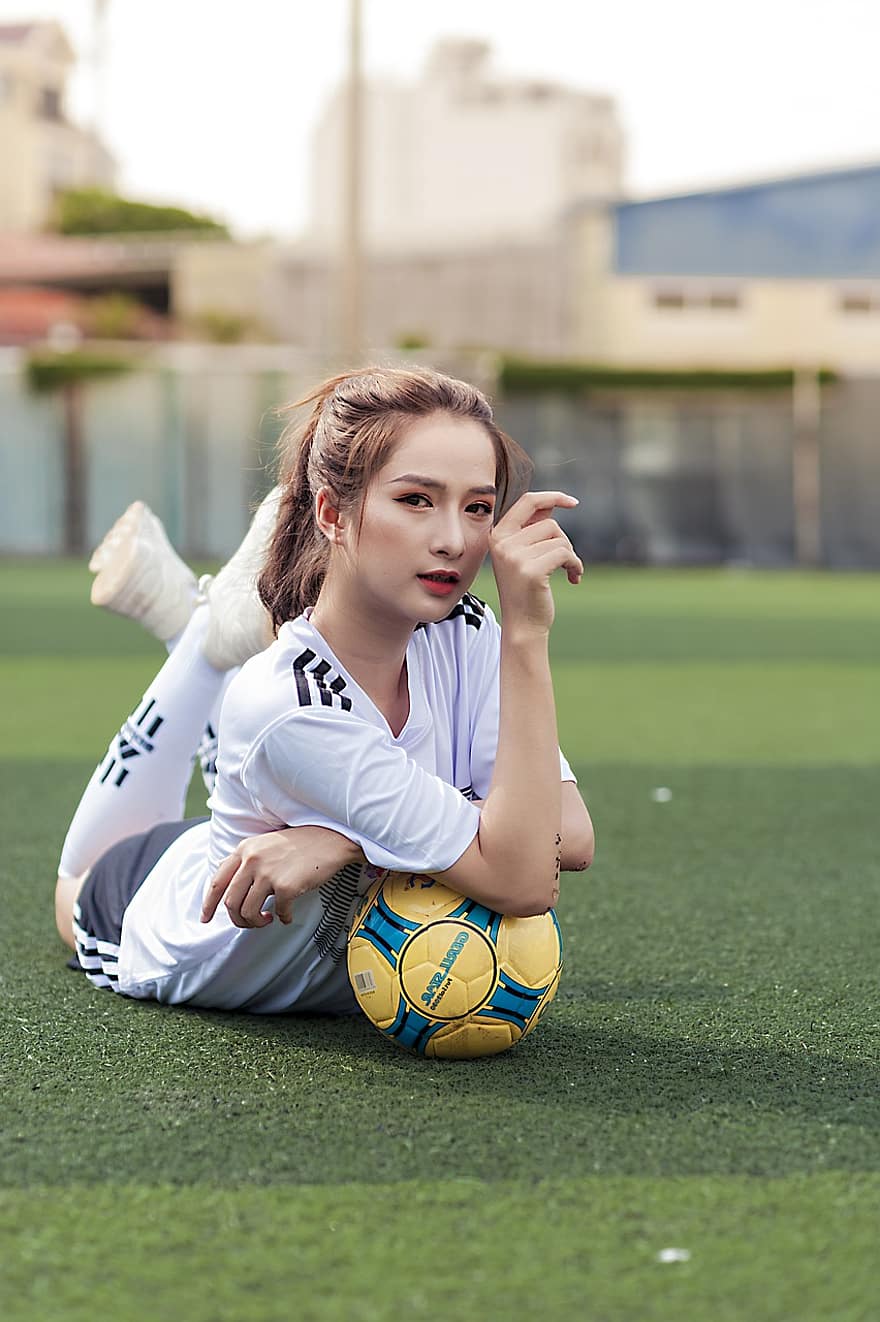 malli-, jalkapallo, aasialainen, jalkapalloilija, jalkapallopelaaja, urheilija, tyttö, nainen, Nainen, mallintaminen, poseeraa