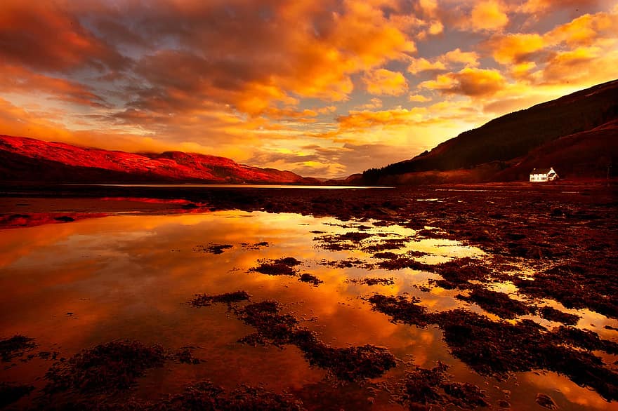 захід сонця, драматичне небо, рефлексія, озеро, Шотландія, Великобританія, Об'єднане Королівство, білий котедж, Маєток Рахой, помаранчевий, золотий