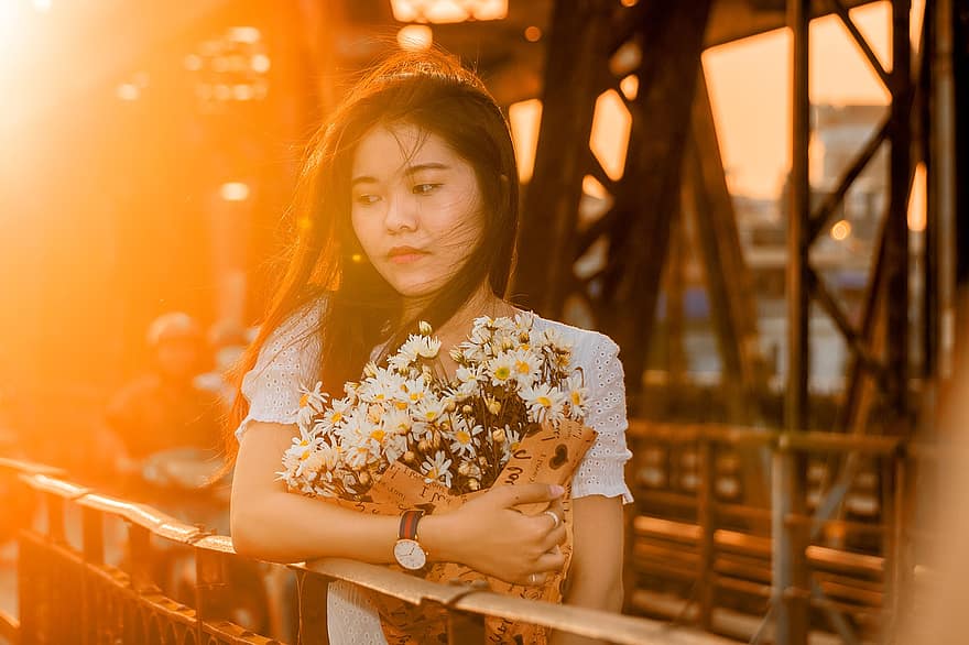 النساء ، شاب ، غروب الشمس ، زهور ، باقة أزهار ، جسر الحديد ، امراة جميلة ، فتاة هانوي ، جسر لونغ بين ، صورة ، فتاة تحمل الزهور