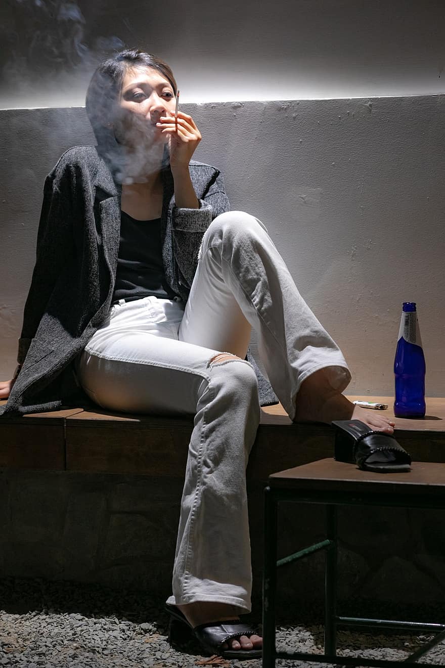 moteris, rūkyti, mergina, priklausomybė, tamsus, cigarečių, vyrai, vienas asmuo, suaugusiųjų, sėdi, gyvenimo būdą